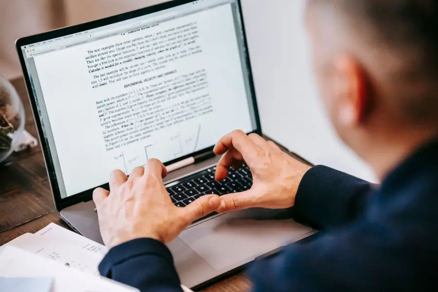 Quando un documento scaricato online è ufficiale: orientarsi tra visure, certificati e copie